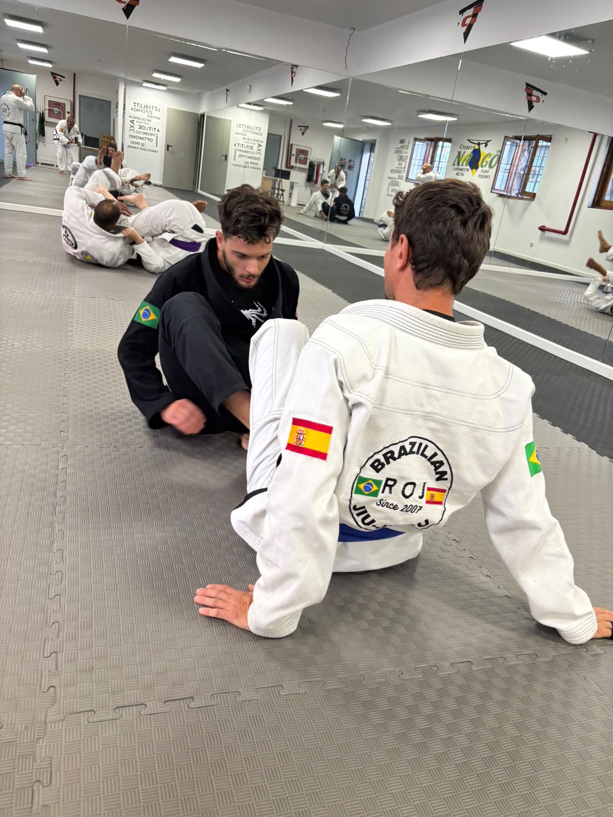 Drilling de guardia en clase de BJJ