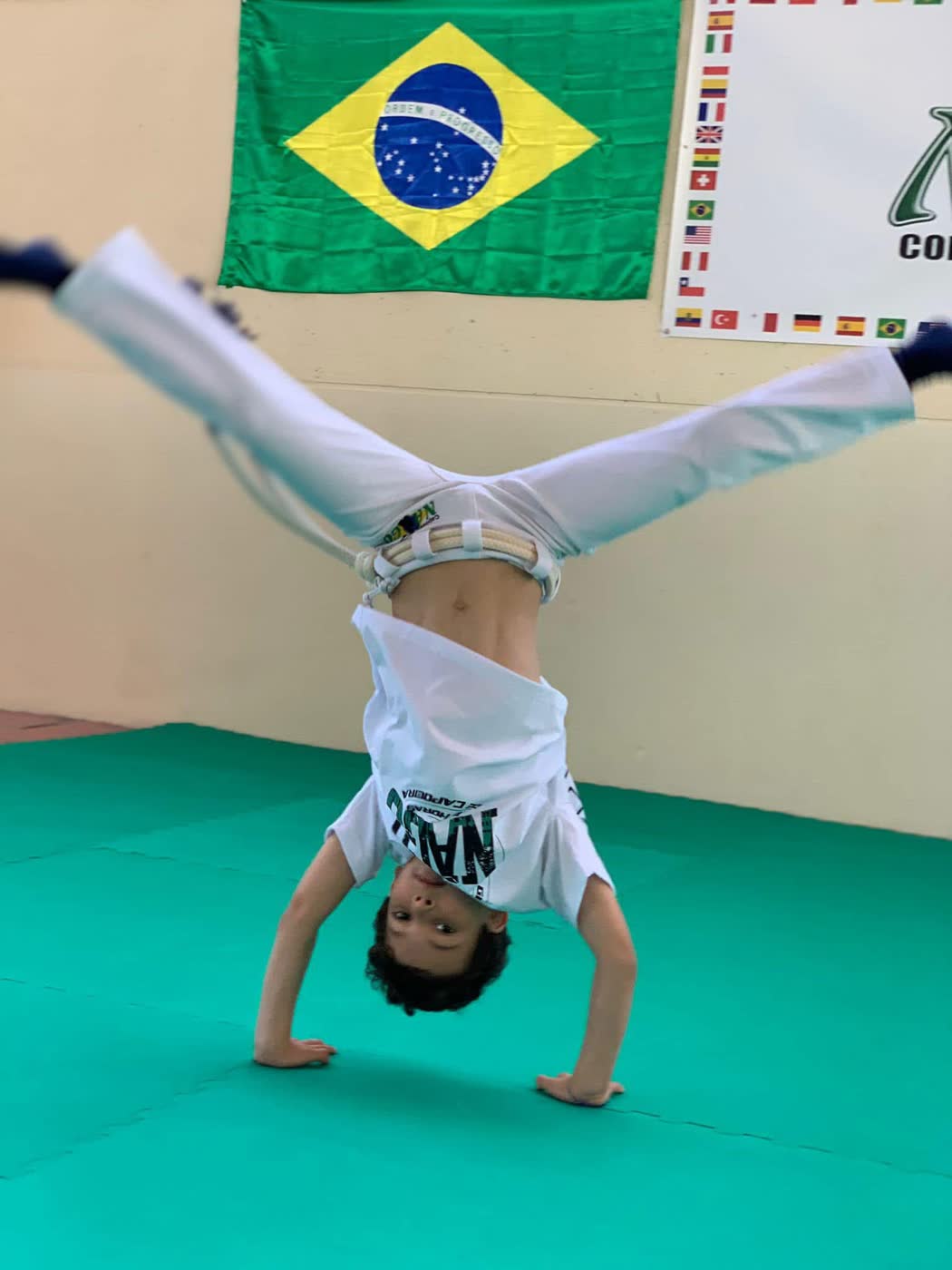 Niño entrenando capoeira