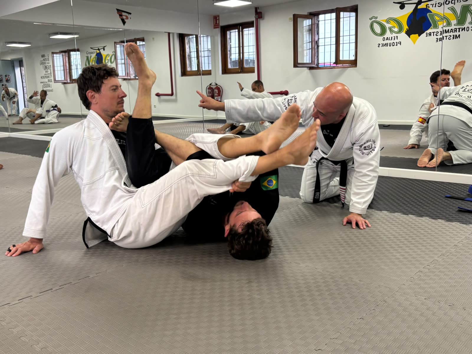 El contramestre enseñando una llave de Brazilian Jiu-Jitsu