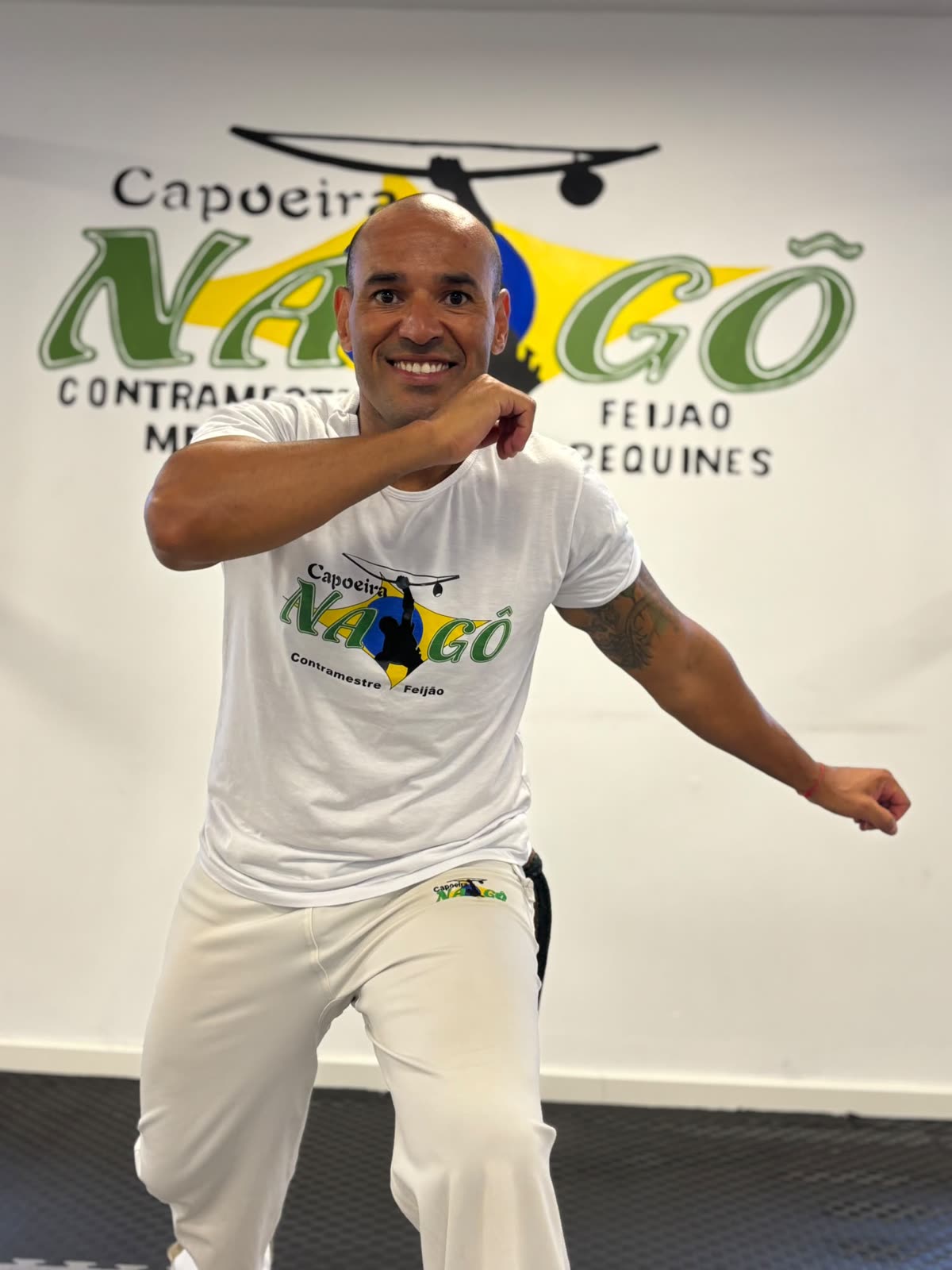 Contramestre Feijão haciendo la ginga en el estudio